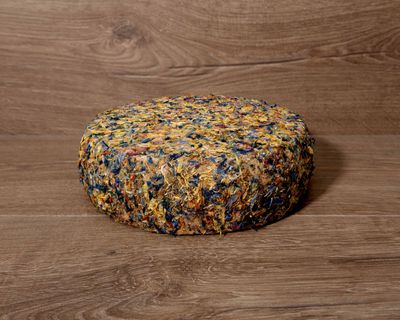 Tomme de chèvre aux fleurs 1.6kg, vendu en gros par Auclair Négoce