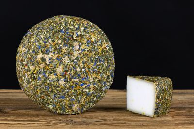 Tomme de chèvre Suisse aux fleurs sauvages 2.2kg, vendu en gros par Auclair Négoce