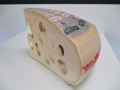 Emmental Savoie IGP Fruitière St Offenge 1/8 9kg, vendu en gros par Auclair Négoce