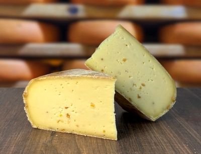 Raclette de Montagne au lait cru Fenugrec 6kg, vendu en gros par Auclair Négoce