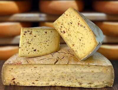Raclette de Montagne au lait cru Fleurs 6kg, vendu en gros par Auclair Négoce