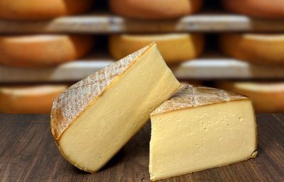 Raclette de Montagne au lait cru Fumée 6kg, vendu en gros par Auclair Négoce