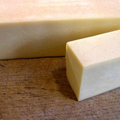 Raclette carrée aux Oignons Rouges 8.7kg, vendu en gros par Auclair Négoce