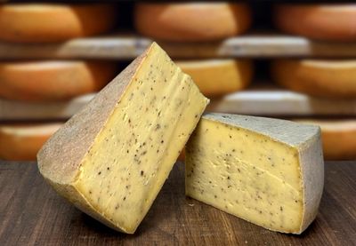 Raclette de Montagne au lait cru Poivre 6kg, vendu en gros par Auclair Négoce