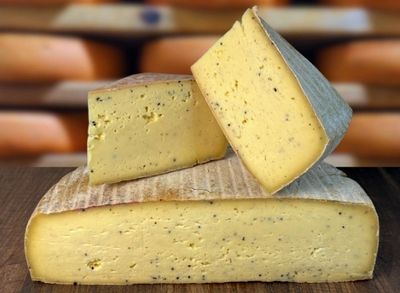 Fromage de Montagne au lait cru à la truffe 6kg, vendu en gros par Auclair Négoce