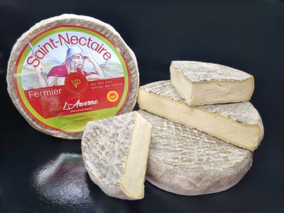 Saint Nectaire Fermier AOP affiné /s Epicéa 1.7kg, vendu en gros par Auclair Négoce
