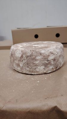 Tomme Fermière lait cru aux fleurs 1.7kg, vendu en gros par Auclair Négoce