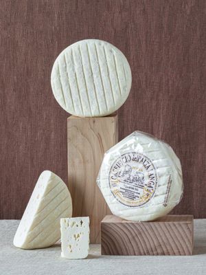 Toma à la creme vache/brebis ~330g, vendu en gros par Auclair Négoce