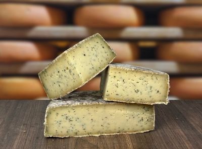 Tomme de Montagne Lait cru Ail des ours 1.7kg, vendu en gros par Auclair Négoce