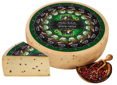 Tomme au poivre, lait de foin de montagne, 6kg, vendu en gros par Auclair Négoce
